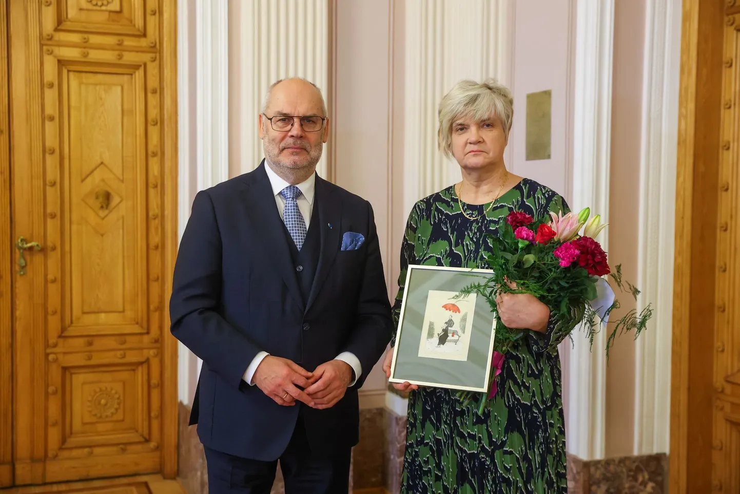 President Alar Karis andis aasta kirjandusõpetaja tiitli üle Gustav Adolfi Gümnaasiumi (GAG) eesti keele ja kirjanduse õpetajale Anu Kellale.