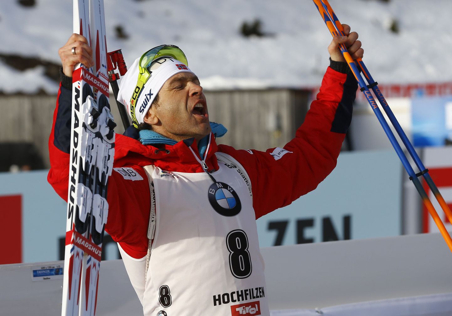 Ole Einar Björndalen rõõmustamas MM-pronksi üle.