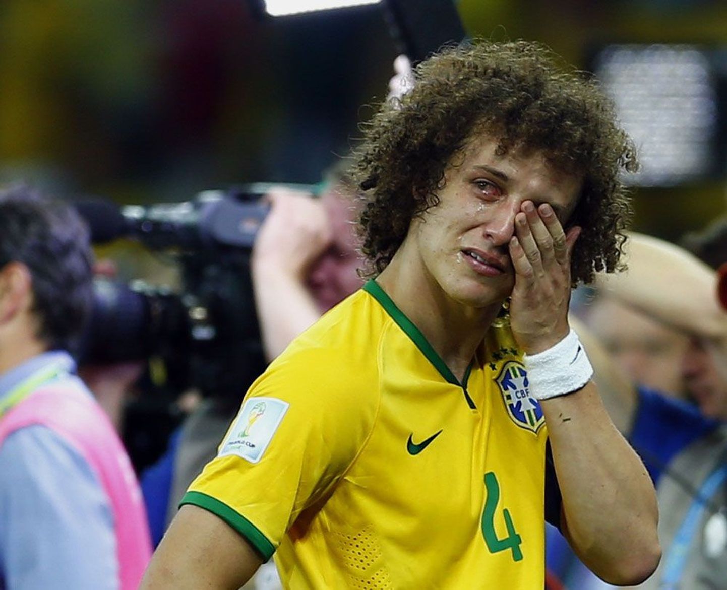 Brasiiliat poolfinaalis tabanud kollapsi järel valas pisaraid terve riik. Kaotuse ühe  sümbolina nähti seejärel ka kaitsjat David Luizi.