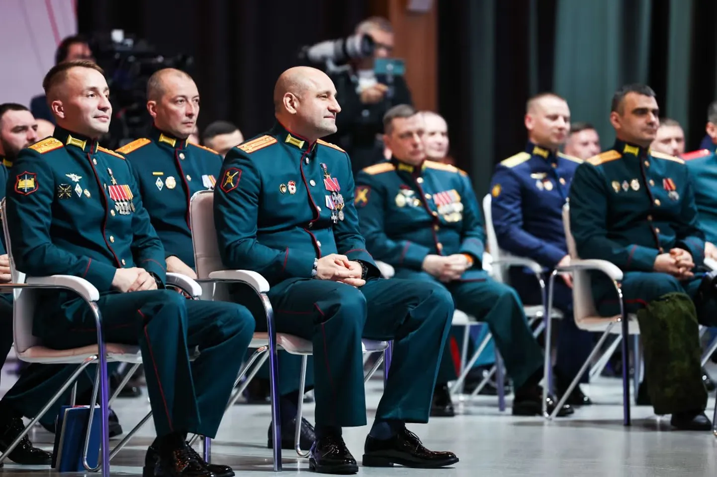 Veterane on kaasatud riiklikku programmi «Kangelaste aeg», mille eesmärk on pakkuda endistele sõjaväelastele kiirteed riigiametisse. Pildil mõned osalejad.