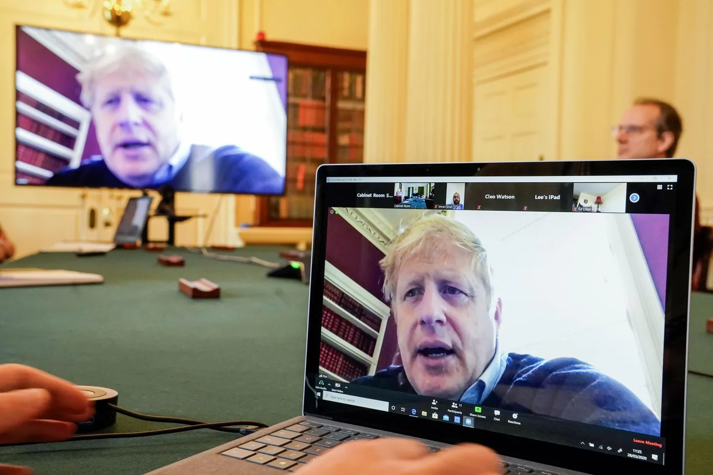 Koroonaviirusega nakatunud Briti peaminister Boris Johnson juhtimas Covid-19 valitsuskomisjoni istungit 28. märtsil.
