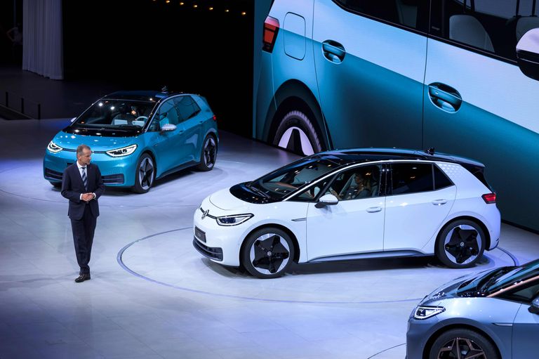 Volkswageni tegevjuht Herbert Diess tutvustab uut ID.3 mudelit. 
