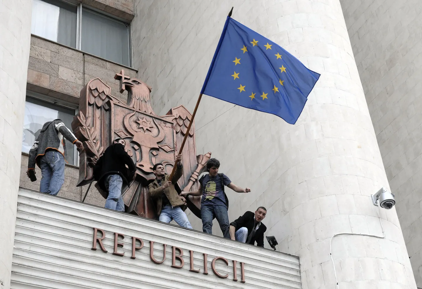 Moldova parlamendi vallutanud mässajad lehvitasid Euroopa Liidu lippu.