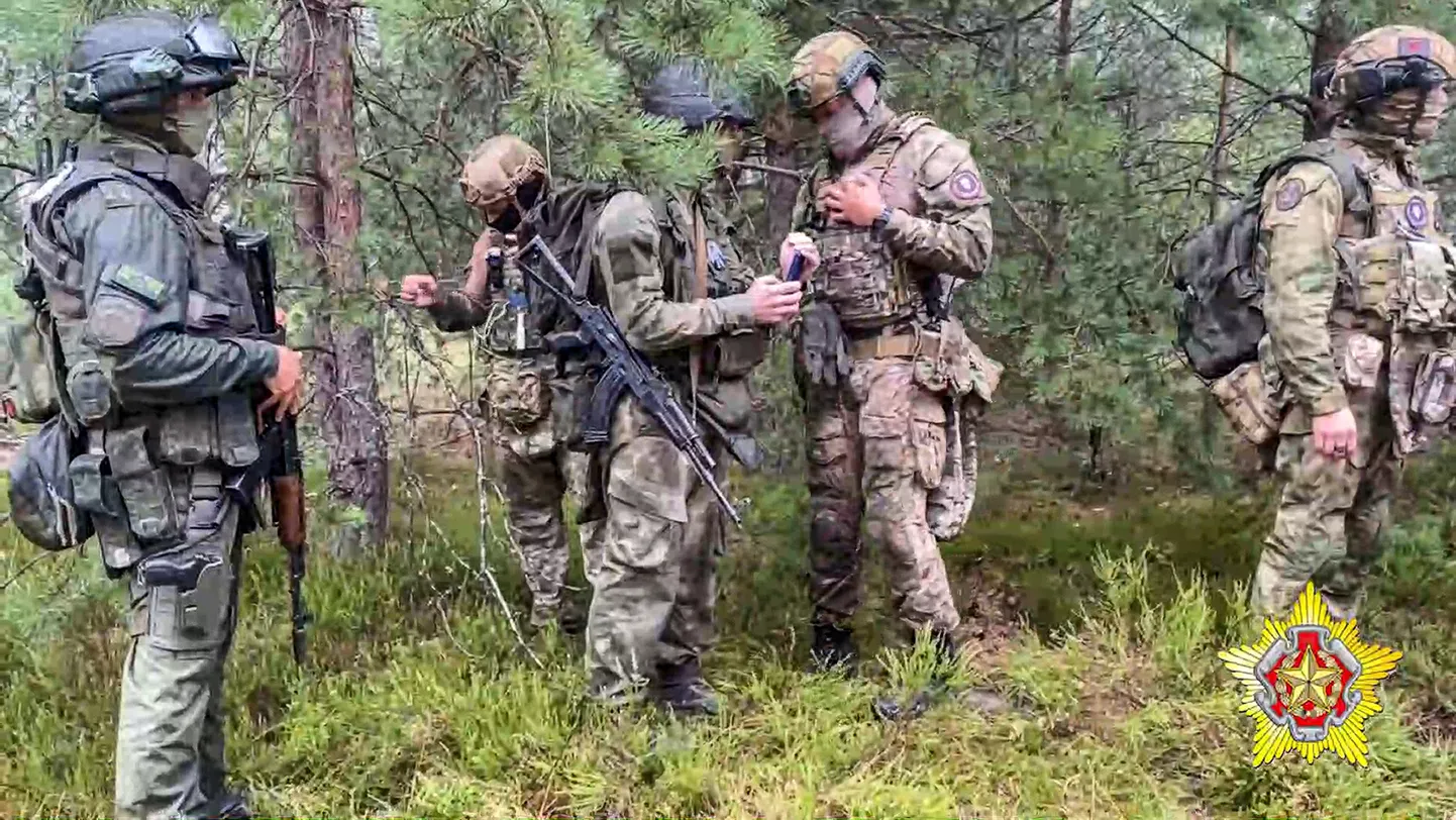 Valgevene eriväeIased ja Wagneri palgasõdurid Poola piiri lähistel. Foto on illustratiivne.