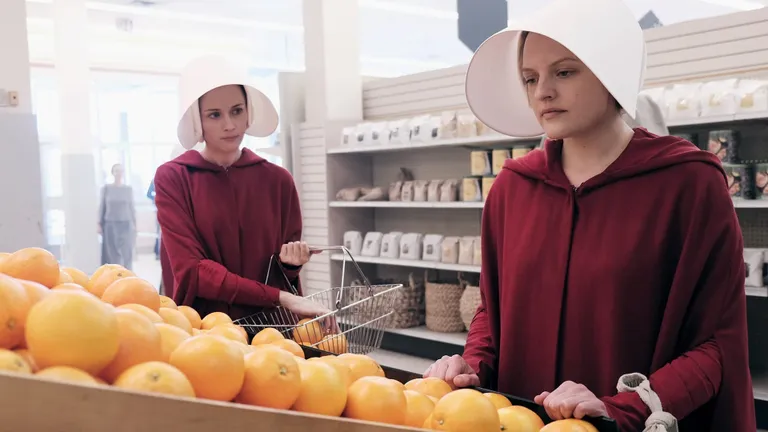 Offred, nagu ka kõik teised Teenijannad, on oma Komandöri vara. Düstoopiline seriaal on eetris alates 15.09 ainult Telia TV Inspira kanalil.