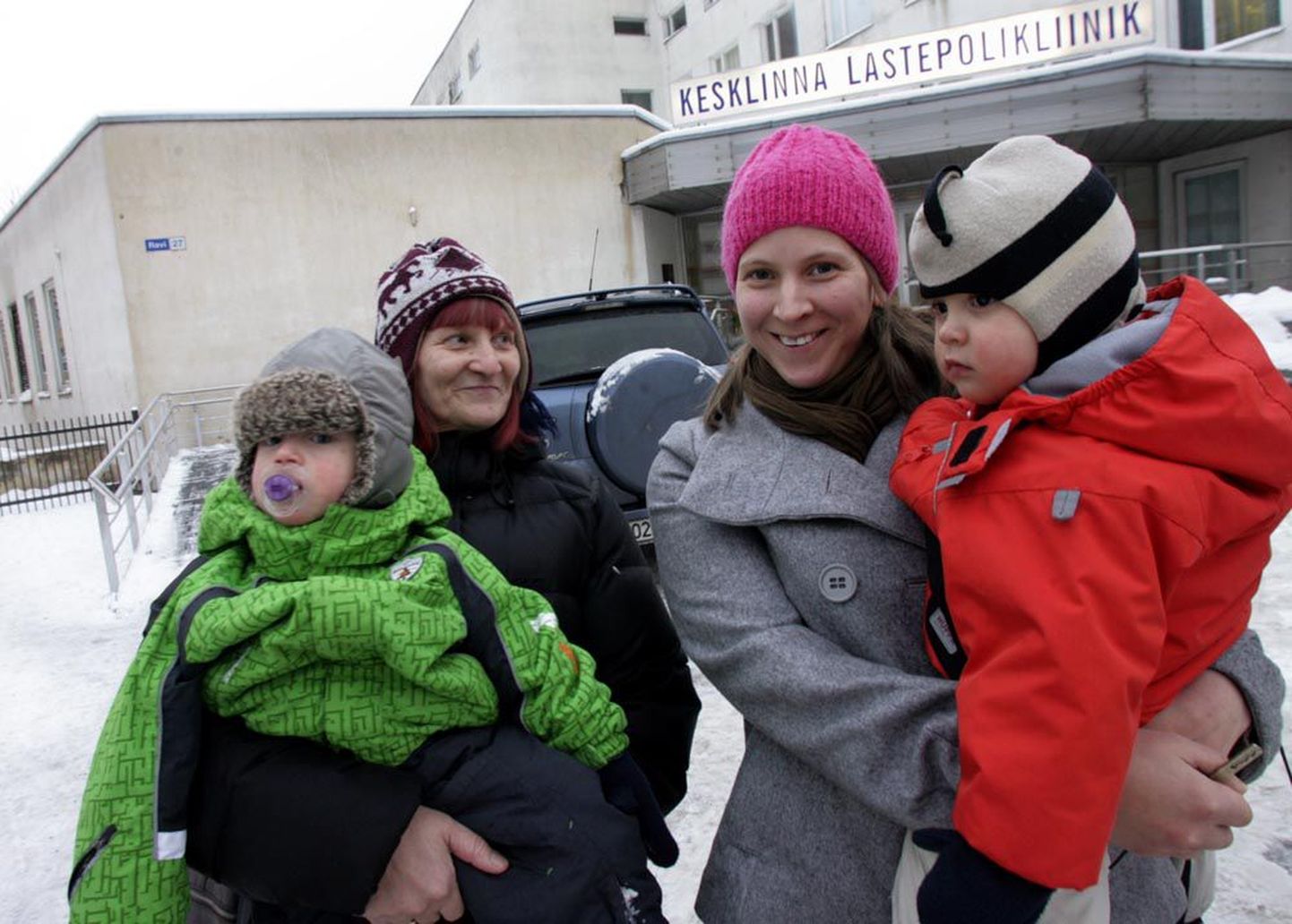 Maal elav viie lapse ema Virge Raasik on sunnitud linnas arsti juures käima, sest ta ei ole rahul maa-arstidega. Pildil on ta koos oma kaksikute Kärdi ja Kerdi ning nende vanaema Helgi Raasikuga Tallinnas Kesklinna lastepolikliiniku ees.