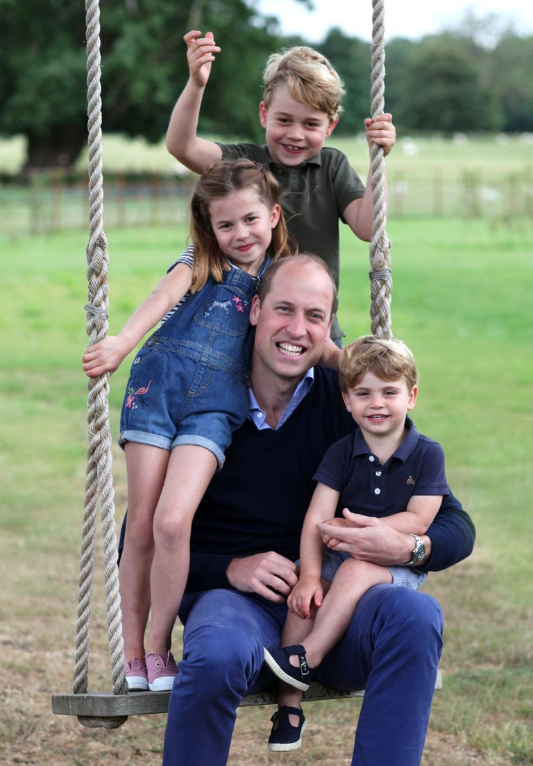 Prints William koos oma kolme lapsega isadepäeva ja oma sünnipäeva tähistamas.
