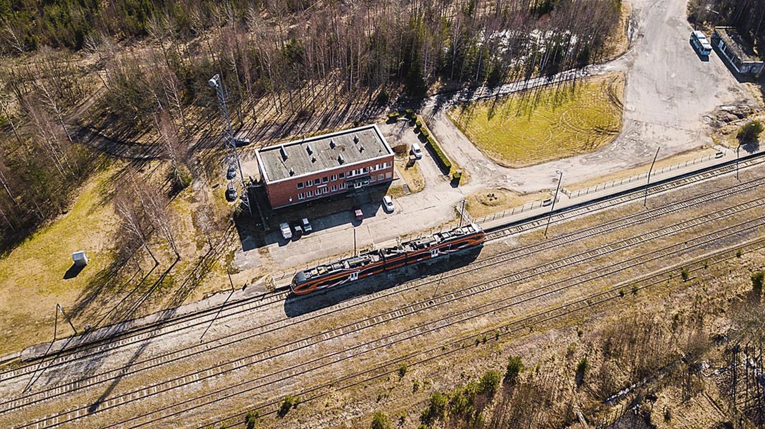 Praegune raudtee kaubajaam asub Pärnus Jaama tänaval, kuid seda läbib vaid reisirong.