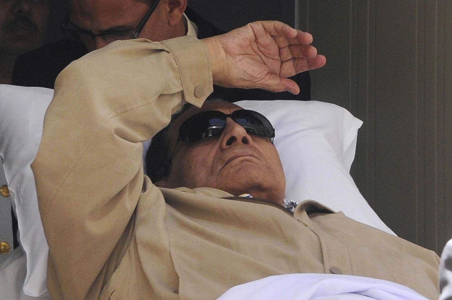 Egiptuse ekspresident Hosni Mubarak eelmise aasta juunis, mil ta pärast oma kohtuprotsessi saalis välja toimetatakse.