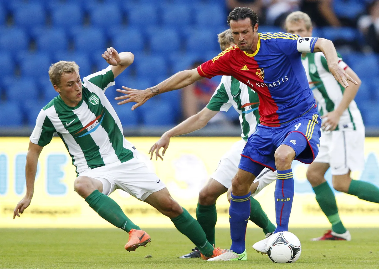 FC Baseli mängija Marco Streller (paremal) ja Rauno Alliku eilses kohtumises.
