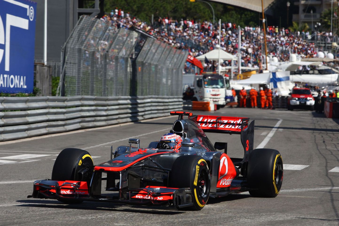 Jenson Button Monaco tänavaringrajal.