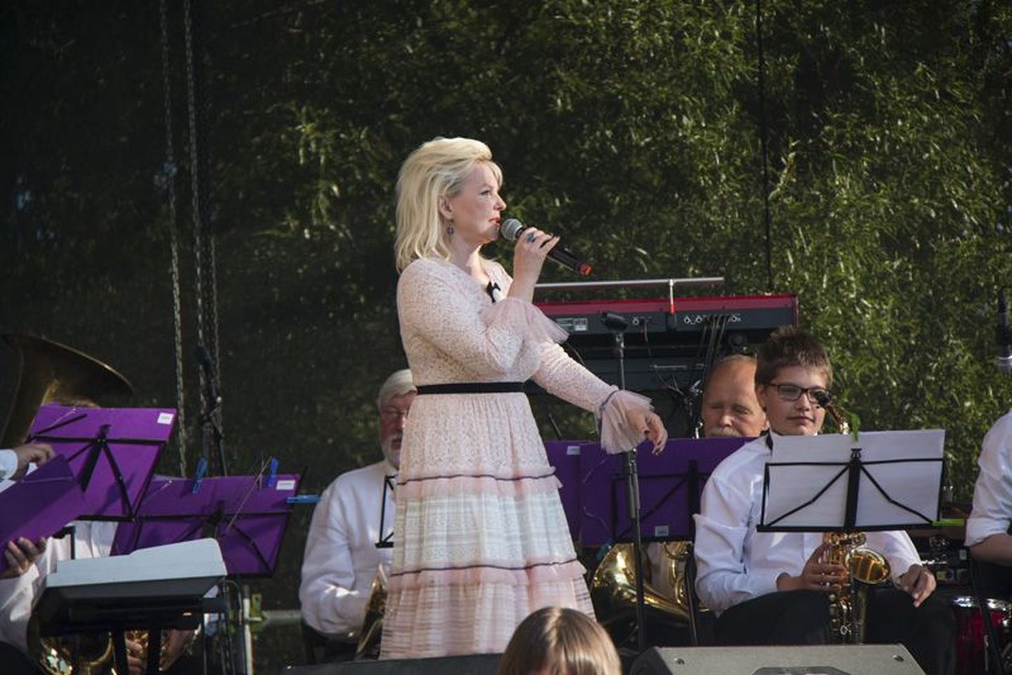 Marju Länik naudib musitseerimist Rakvere Linnaorkestriga.