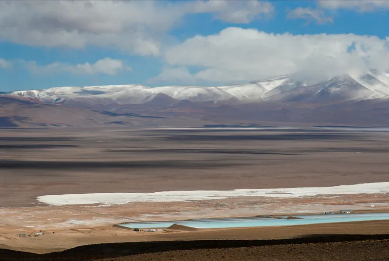 Liitiumi kaevandamisega käivad kaasas suured mürgijärved, mis nõuavad palju pinda. Pildil liitiumi setitamise basseinid Argentinas liitiumikaevanduse lähistel Salar del Rinconi soolaväljadel.