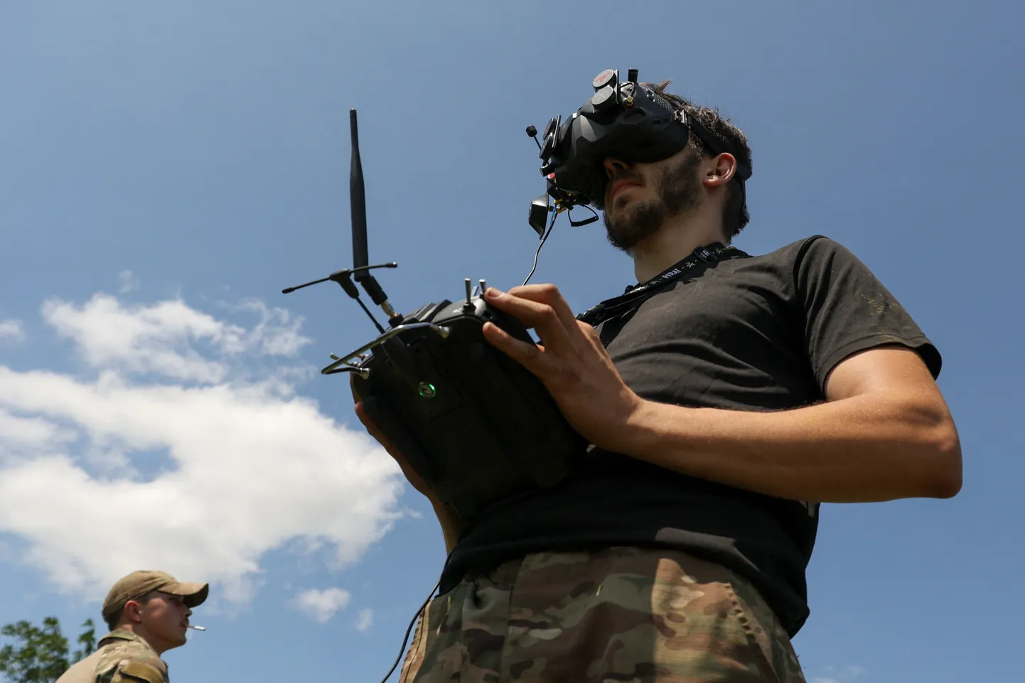 Ukraiņu karavīrs vada dronu. Ilustratīvs attēls.
