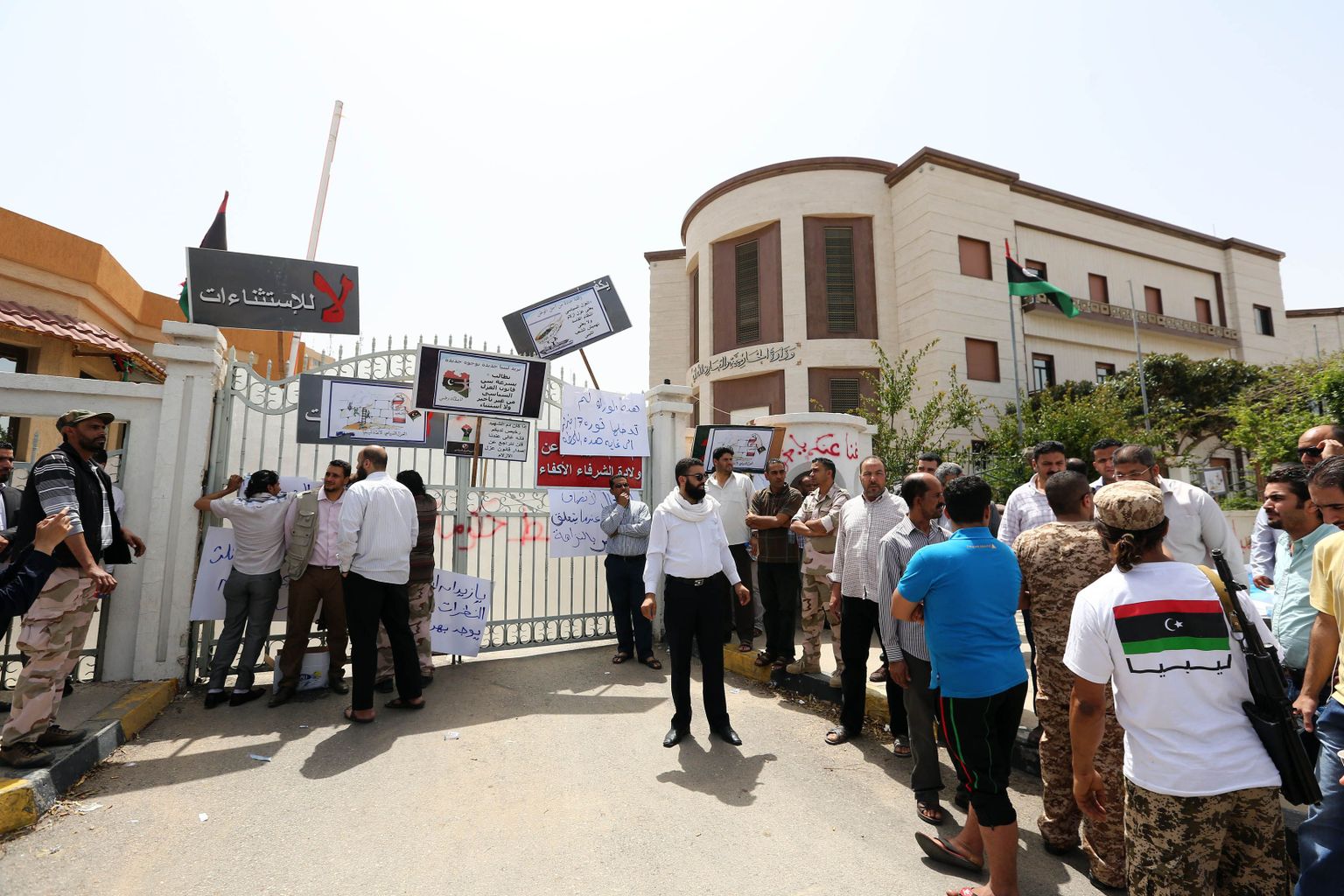 Relvastatud mehed on blokeerinud sissepääsu Liibüa välisministeeriumisse.