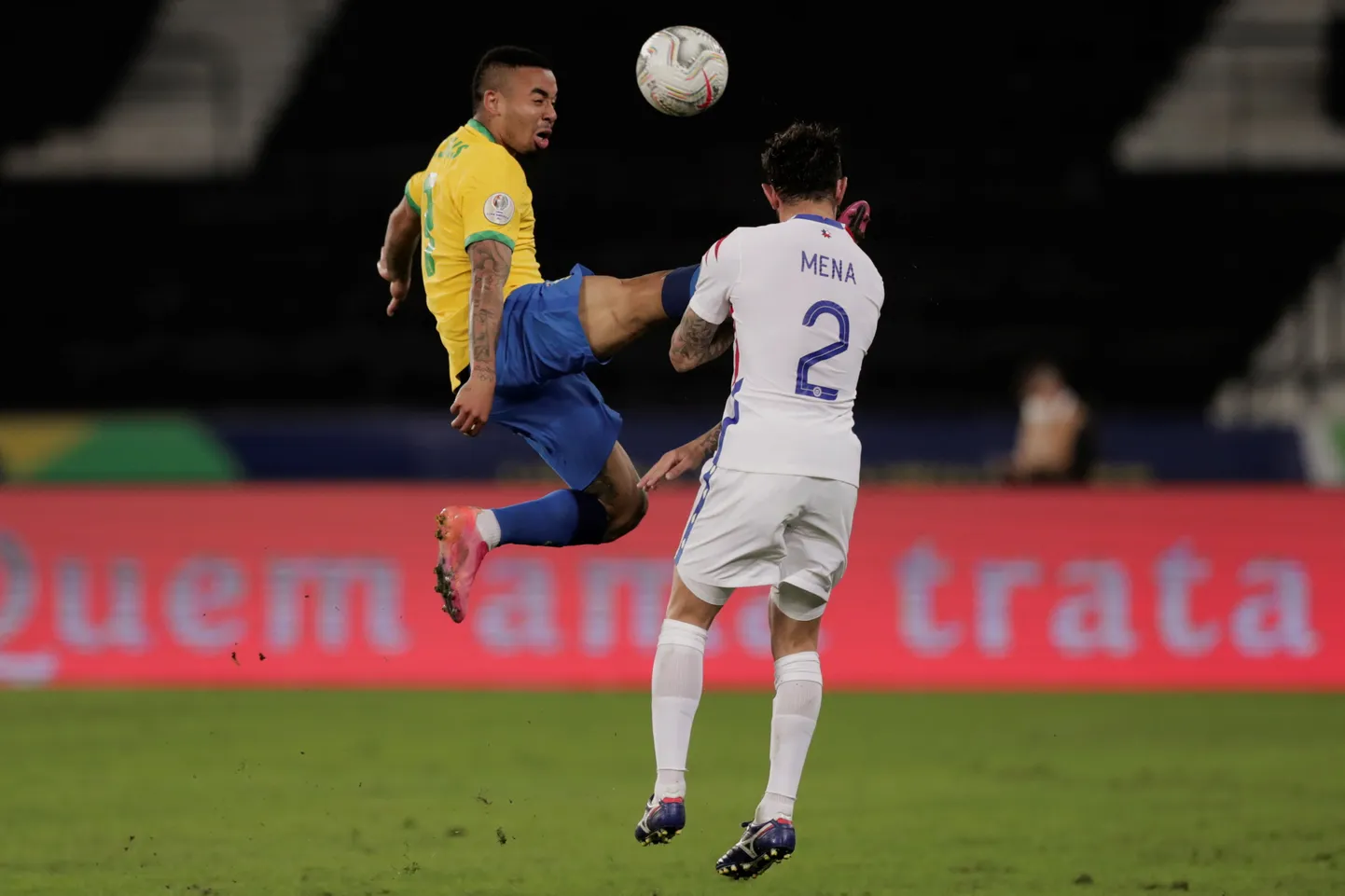 Gabriel Jesus tegi Eugenio Mena vastu karmi vea.