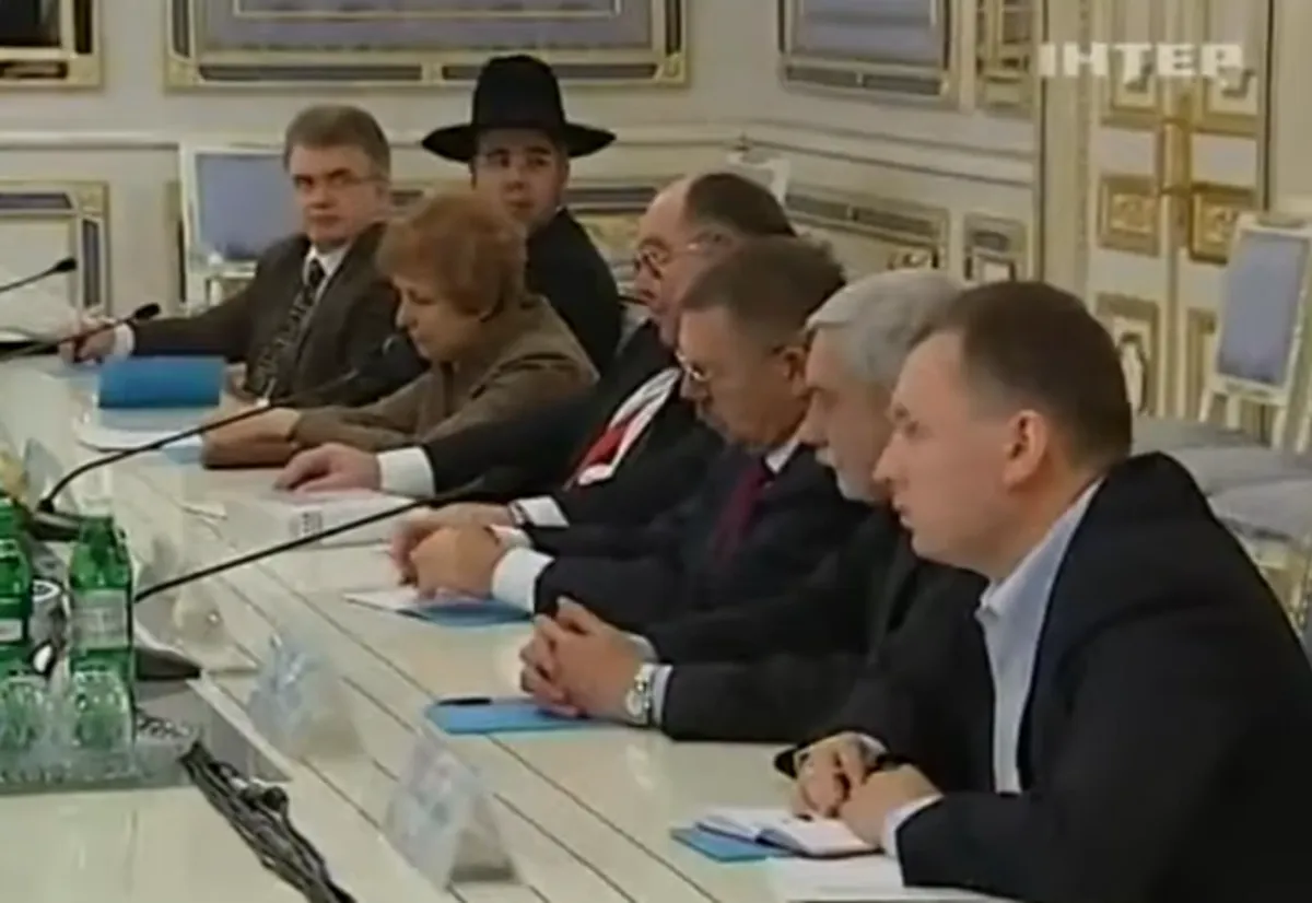 В феврале 2014 года Жданок вместе с представителями "Мира без нацизма" предупредила Виктора Януковича о грозящей Украине радикализации. Слева от нее сидит глава организации, российский миллионер Борис Шпигель.