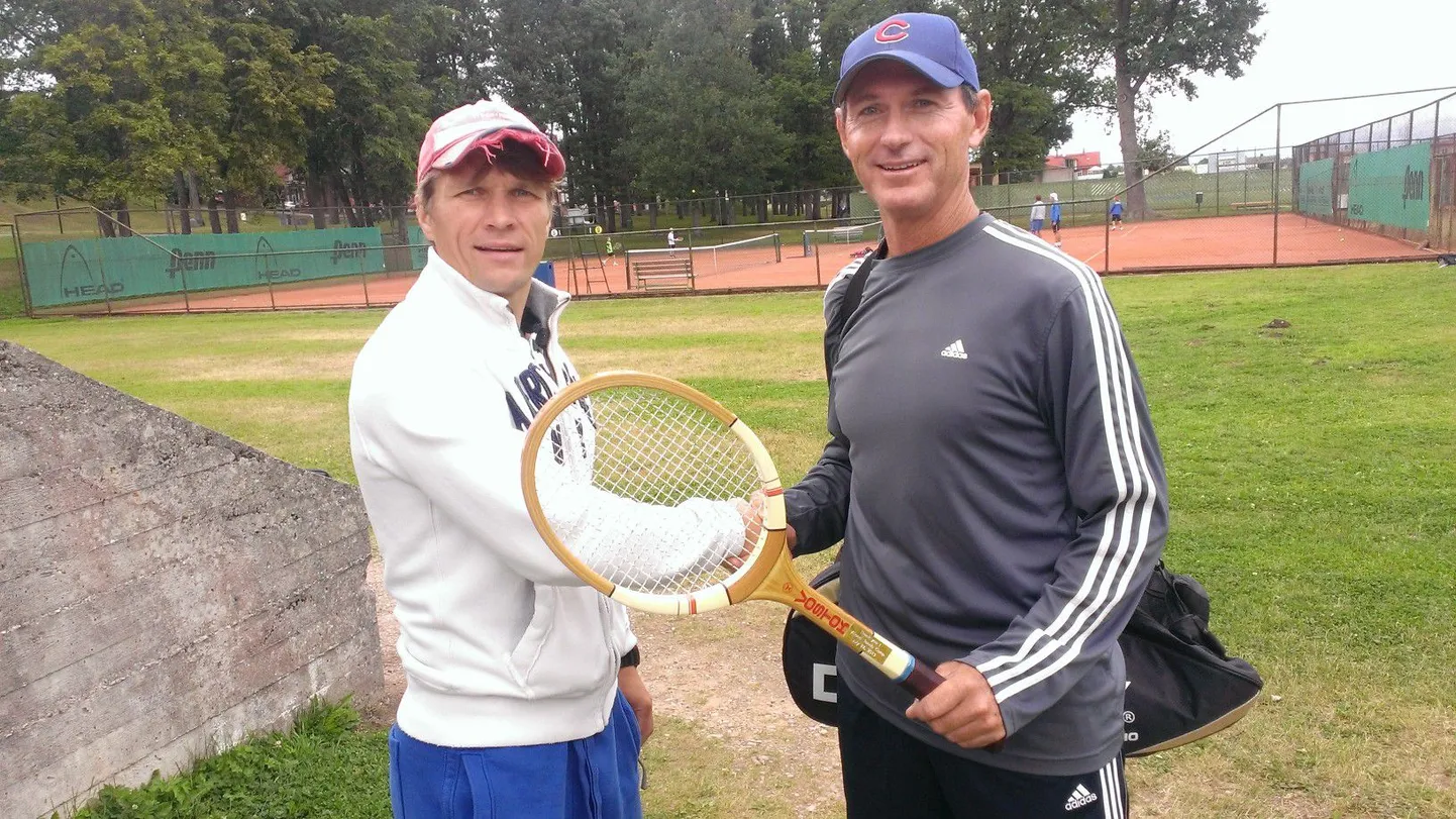 Mark Orav (vasakul) kinkis Dave Rinebergile tennisereketi Vostok, mille uus omanik lubas oma jahil seinale riputada.