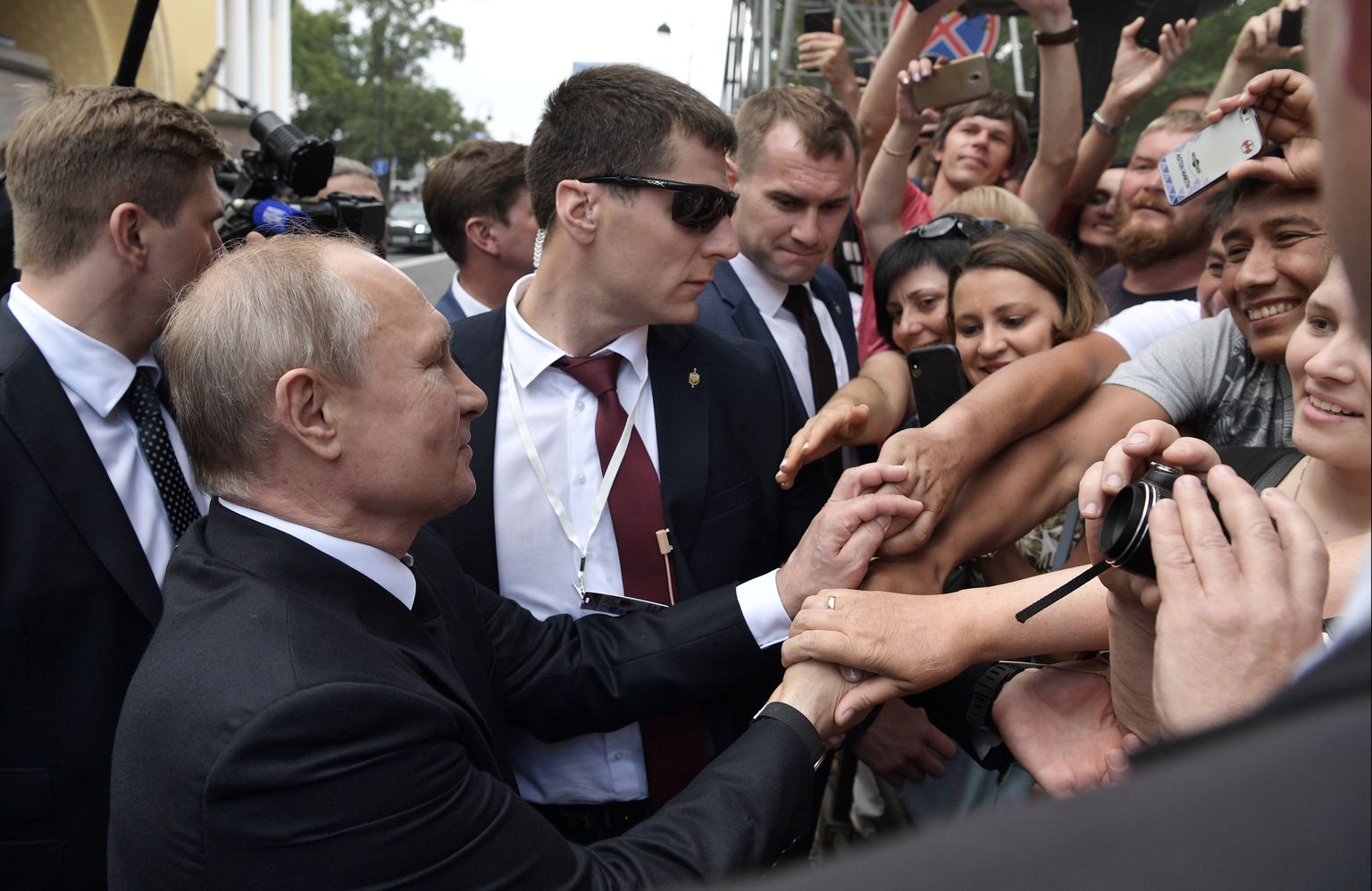 Владимир Путин вышел в народ.