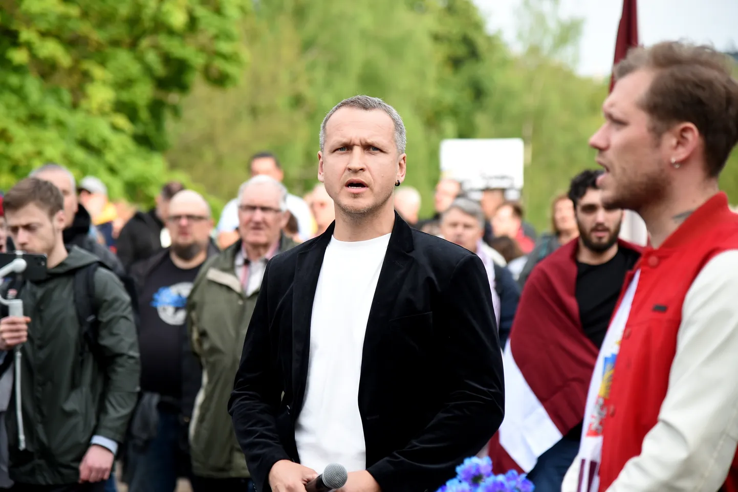 Aktieris Intars Rešetins-Pētersons piedalās gājienā no Brīvības pieminekļa līdz Uzvaras parkam "Par atbrīvošanos no padomju mantojuma" ar mērķi aicināt Valsts prezidentu, Saeimu un valdību apzināt un demontēt visus PSRS jeb Krievijas okupācijas varas pieminekļus un piemiņas zīmes. 2022. gada 25. maijs.