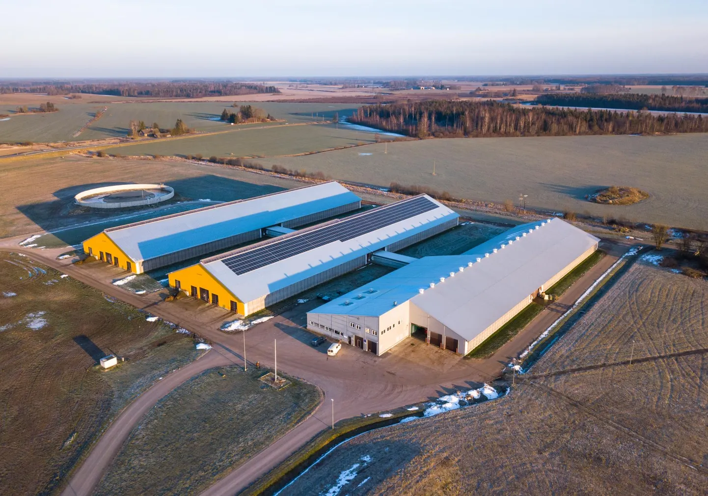 Järvamaal kasutab päikesest toodetavat elektrit Estonia piimafarm. Et selle hind on fikseeritud, ei pea põllumajandusettevõte esialgu kartma elektri kallinemist ega maksma võrgutasu.