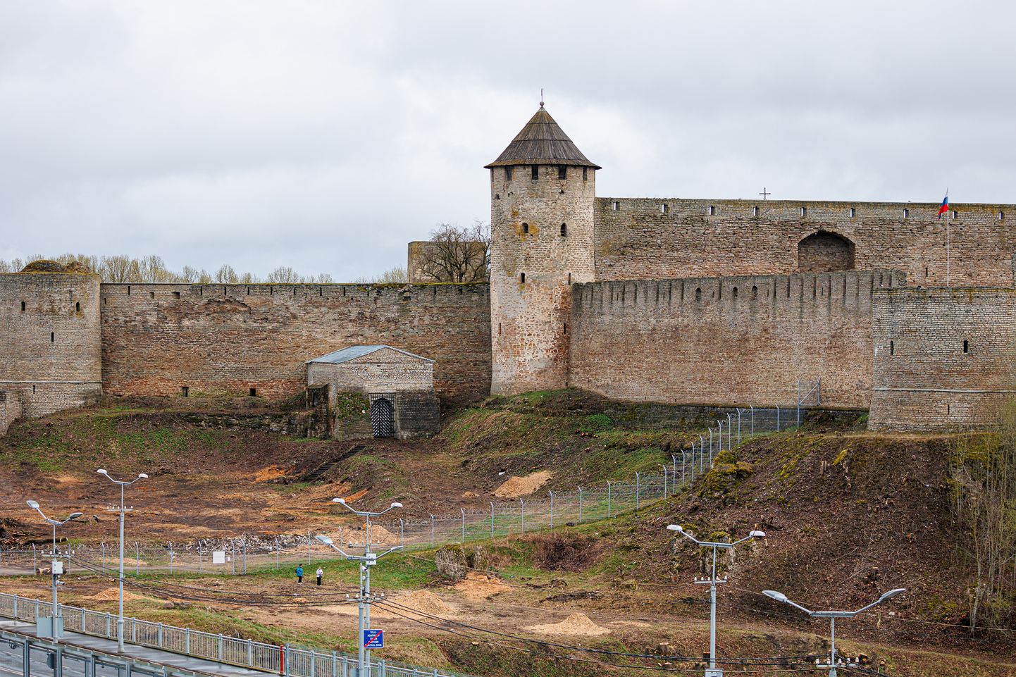 Ivangorodi linnuse juures piirijõe kaldal juba korrastatakse territooriumi, mis on hästi nähtav ka Narva linnusest ja promenaadilt.