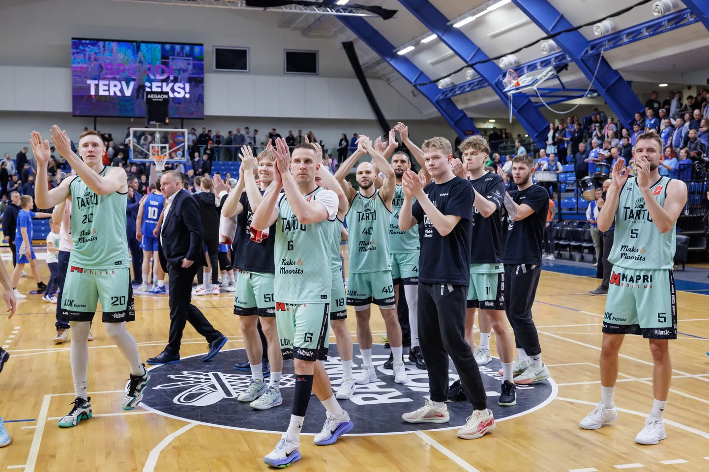Tartu Ülikool Maks & Mooritsa meeskond tänab Tallinna sõitnud fänne võidu järel.