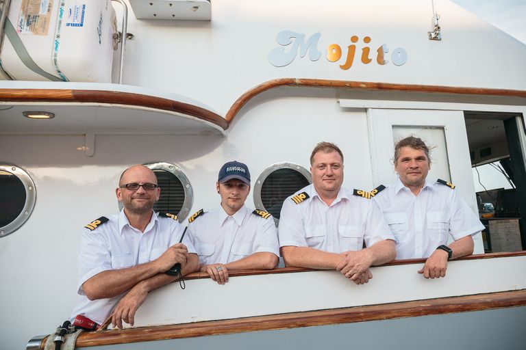 Каспар Эйзель (на снимке слева) и экипаж его 30-метровой люксовой яхты "Mojito" знакомы с Нарвой, так как летом 2018 года принимали там участие в музыкальном фестивале "Baltic Sun".