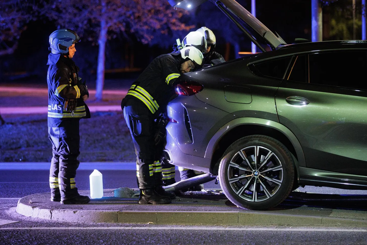 Virtsus sõitis auto pikali tänavavalgustusposti. Arhiivifoto