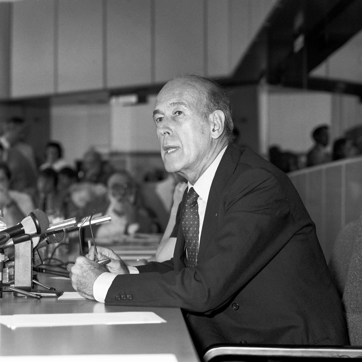 Валери Жискар д'Эстен, экс-президент Франции, избранный в Европарламент в 1989 году, на пресс-конференции пленарного заседания в Страсбурге. Пройдя в парламент, он взял на себя руководство фракцией либералов и демократов-реформистов.