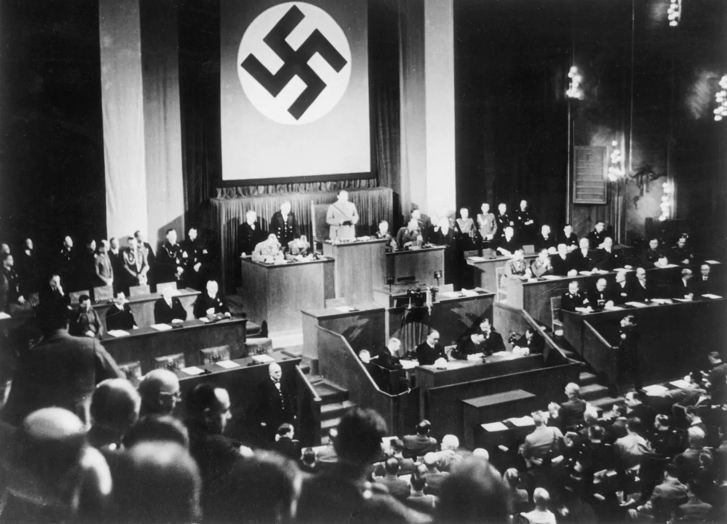 Riigipäeva president Hermann Göring avab pärast riigipäeva hoone põlengut 21. märtsil 1933 Krolli ooperimajas istungjärgu. Kaks päeva hiljem saab Hitler samas saalis diktaatorivolitused. Ehkki Saksamaa ei olnud tol hetkel veel täiesti natside võimu all, oli riigipäeva saal kaunistatud suure haakristiga.