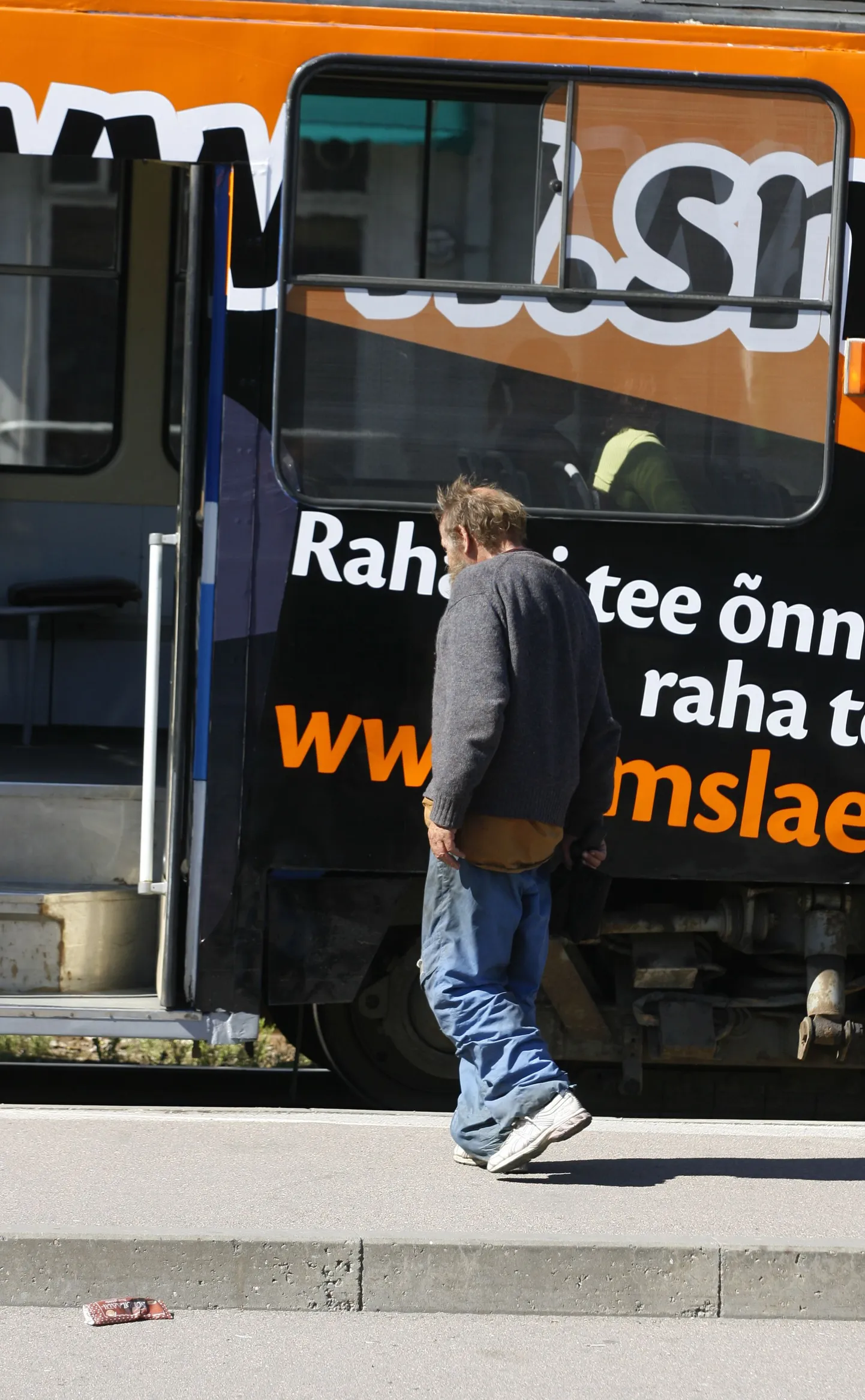 SMS-laene reklaamiv tramm.