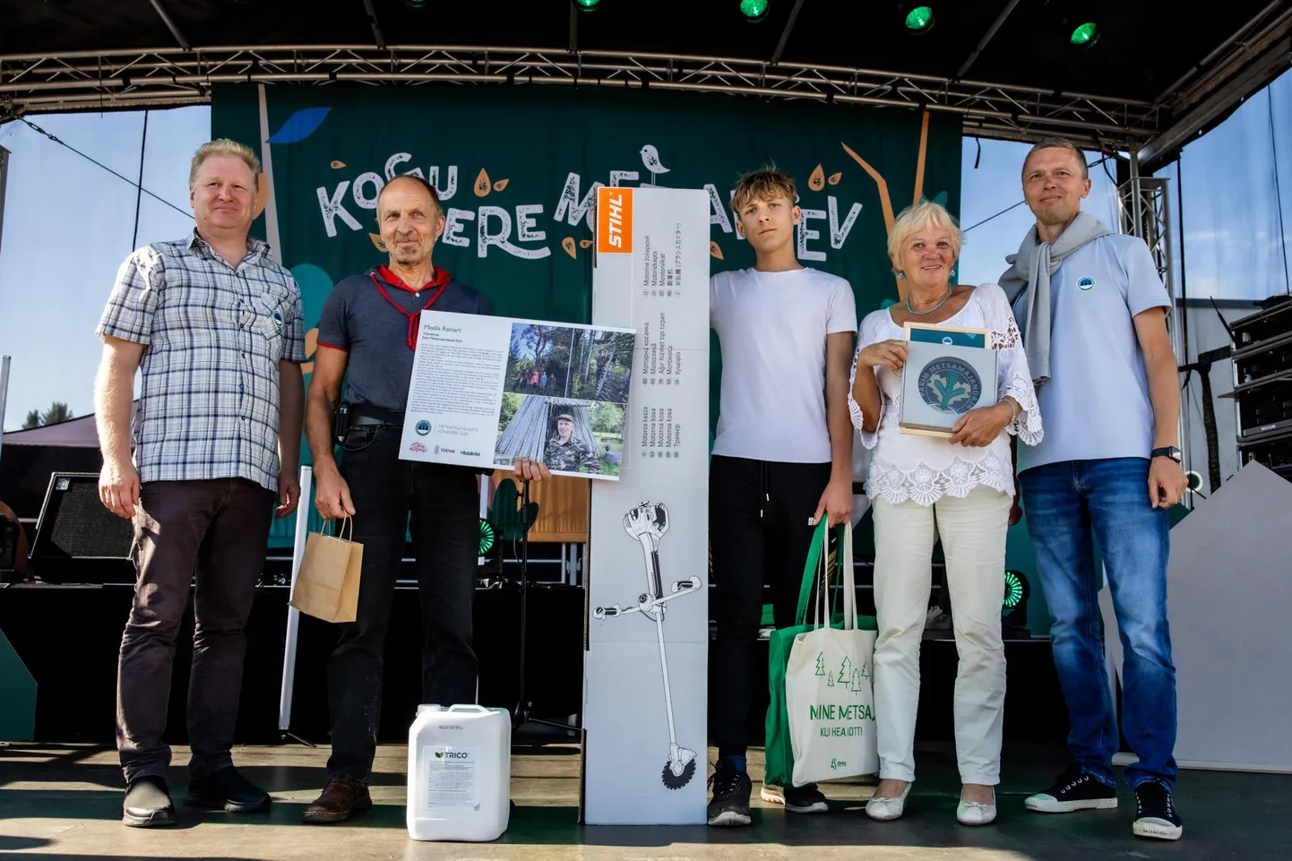 Autasustamisfotol on võitjate kõrval Eesti Erametsaliidu tegevjuht Jaanus Aun (vasakul) ning juhatuse esimees Ants Erik (paremal). Meelis Reinart ise on vasakult teine.