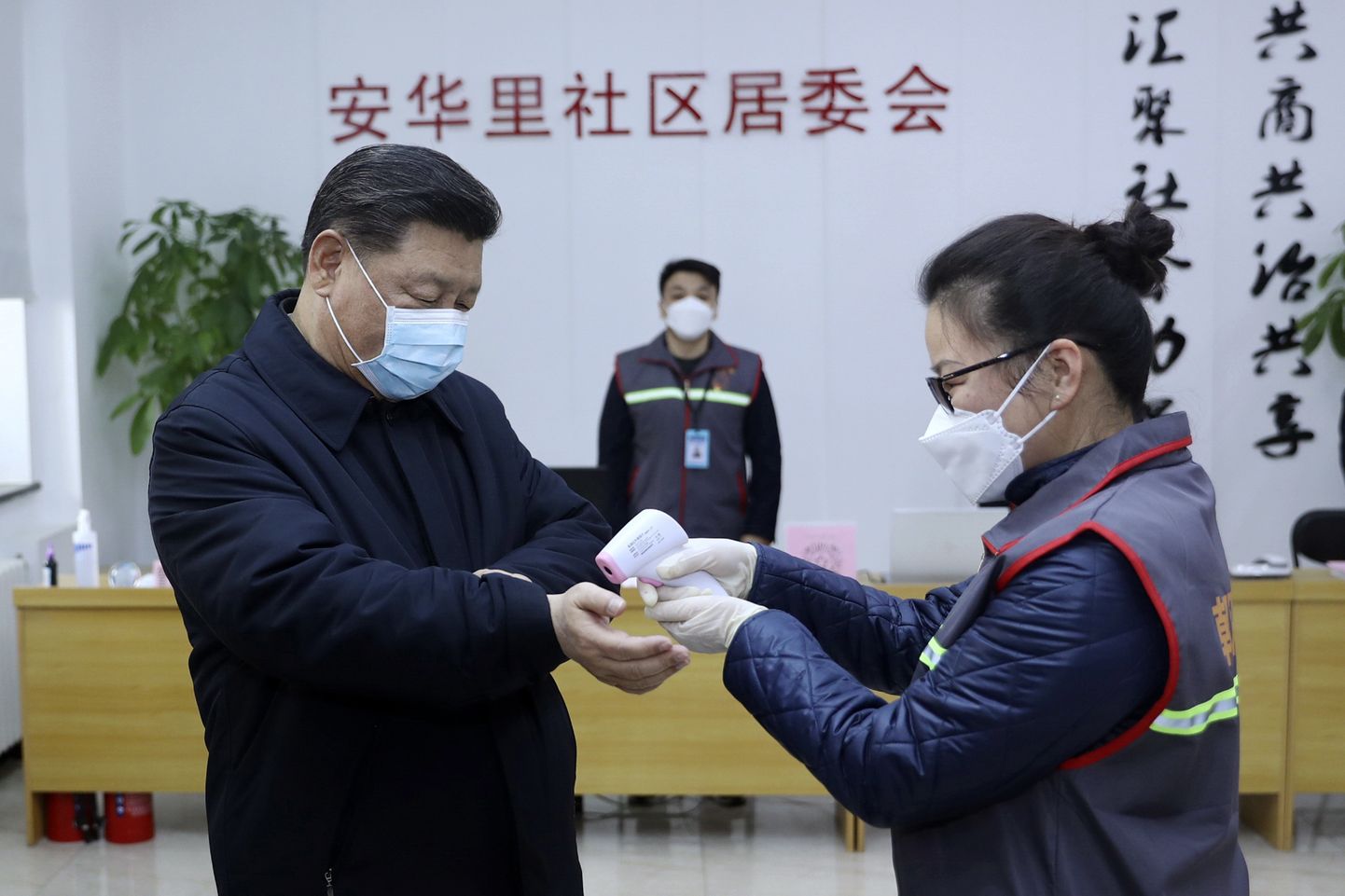 Hiina presidendil Xi Jinpingil mõõdetakse kehatemperatuuri.