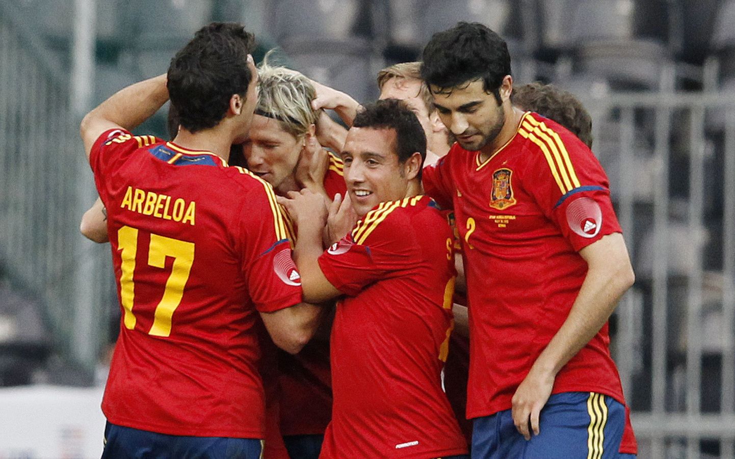 Hispaania koondis tähistamas Fernando Torrese löödud väravat.