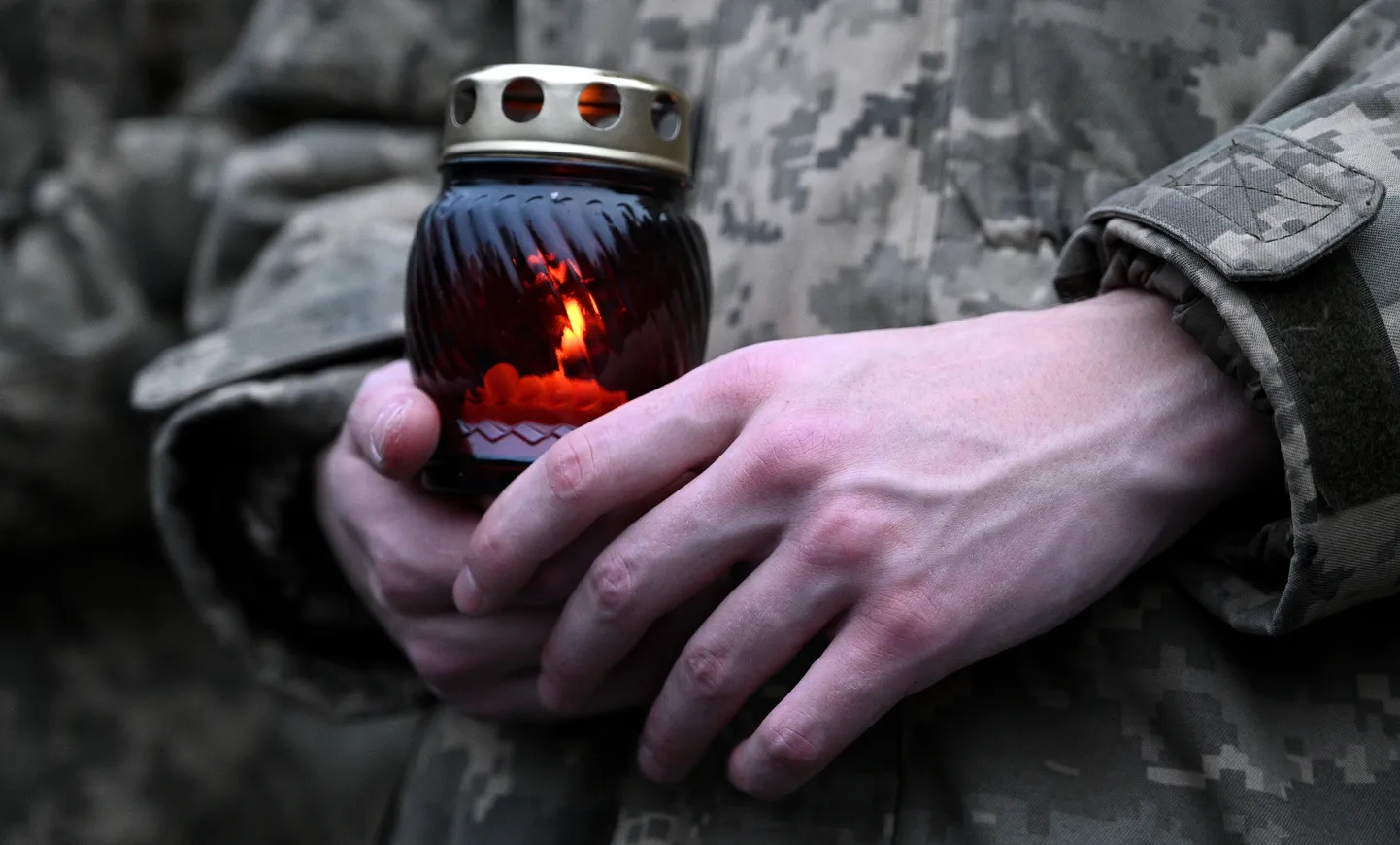 Военный со свечой.