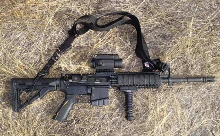 AR15 poolautomaatne vintrelv – Trumpile atentaati üritanul oli relvakabale kinnitatud lisatugi, mis võimaldas valanguga laskmist.
