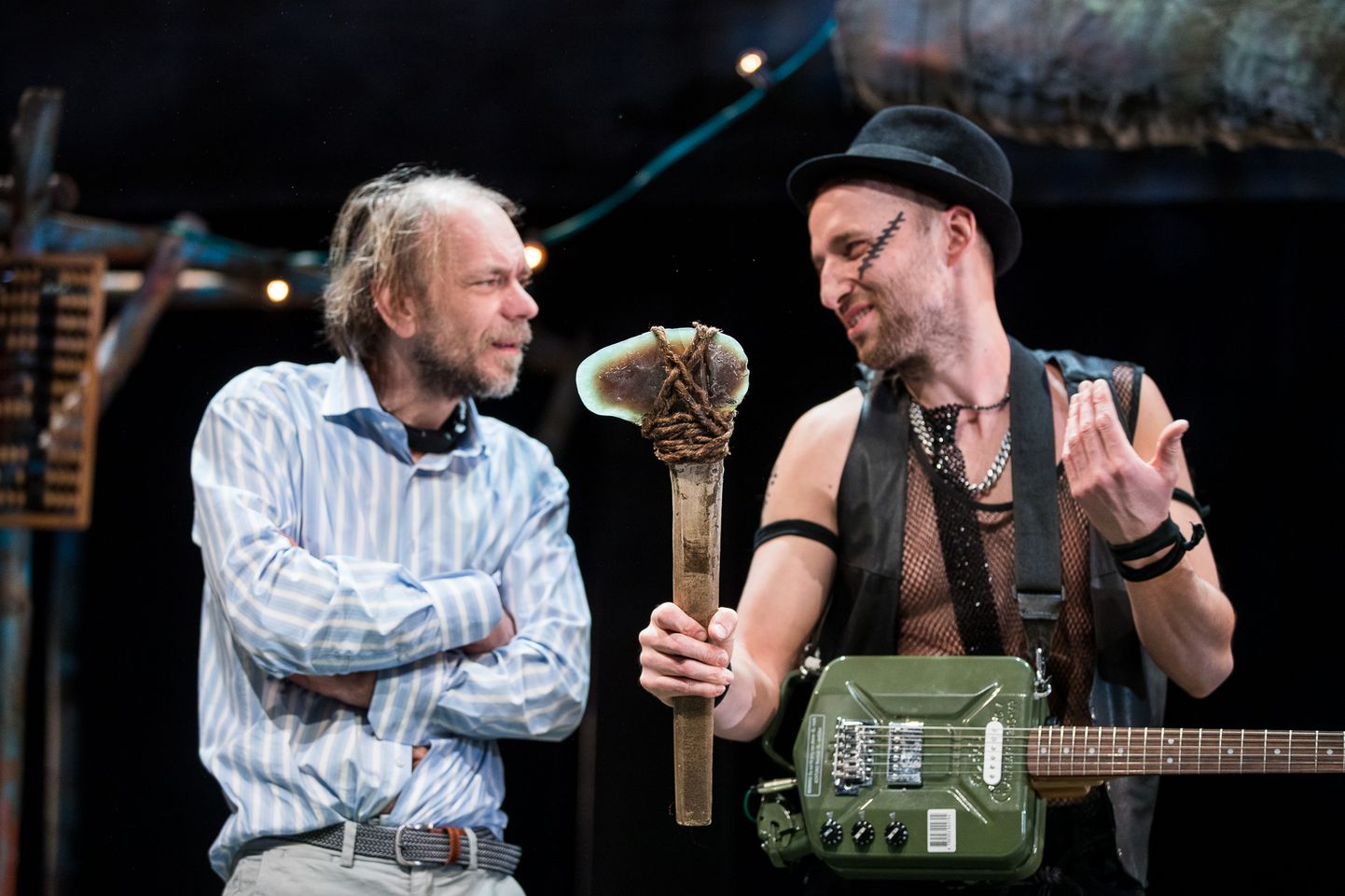 Meelis Rämmeld ja Märt Avandi Endla teatri lavastuses «Pulli kirves», mille autoriks ja lavastajaks on Andri Luup.