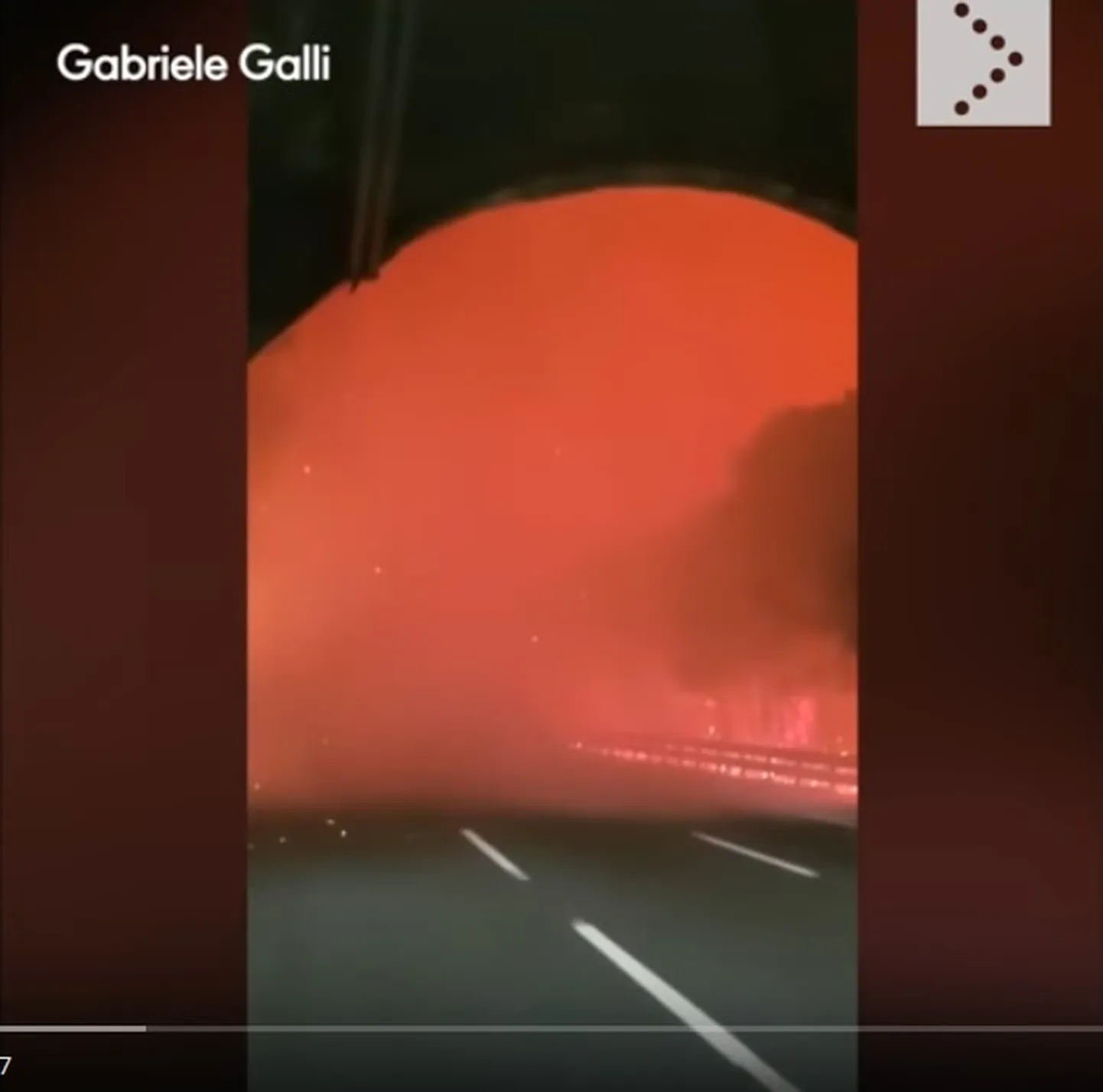 В Италии автомобилисты спаслись от огненного смерча в тоннеле.