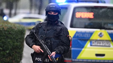 Vācijas policijas operācijā nošauts vīrietis