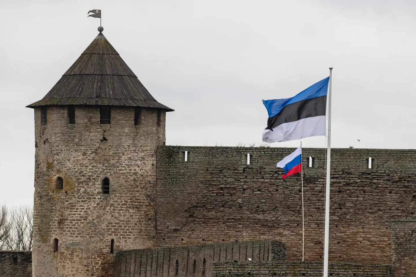 Эстонско-российская граница в Нарве.