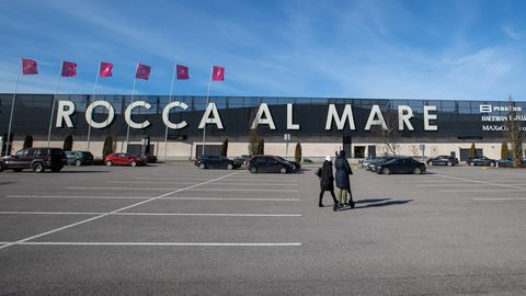 Угроза взрыва? ⟩ В торговом центре Rocca al Mare люди с криками бежали к выходу