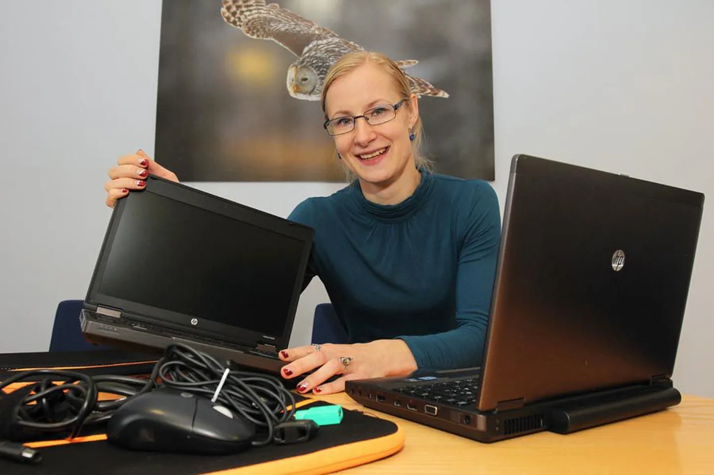 Viljandi linnaraamatukogu direktor Reet Lubi pakkis lahti kaks esimest rahvaloendusel kasutusel olnud arvutit.