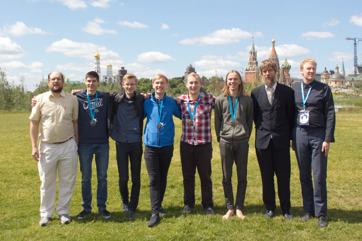 Eesti delegatsioon Euroopa füüsikaolümpiaadil Moskvas (vasakult) Eero Uustalu, Konstantin Dukatš, Robin Haljak, Karl Paul Parmakson, Richard Luhtaru, Kaarel Kivisalu, Jaan Kalda ja Oleg Košik.