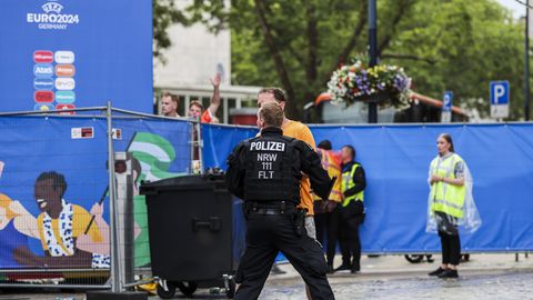 TUNDUB TUTTAV? ⟩ Saksa politseiniku välimus ajas inglise jalgpallifännid hulluks