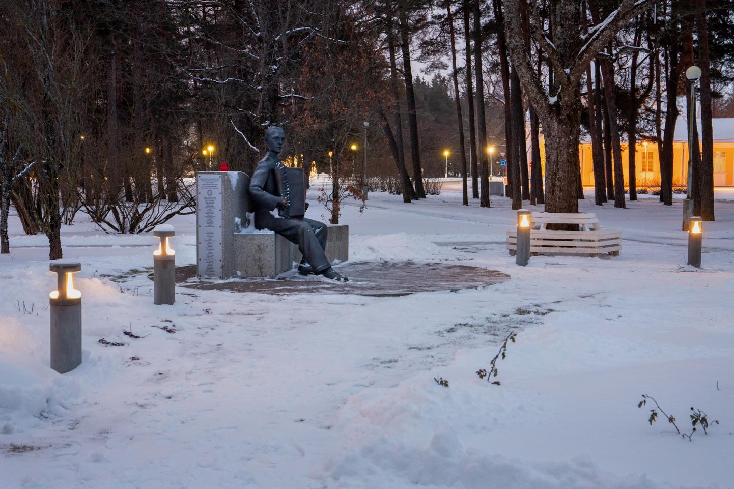 Pärnu rannas kuursaali kõrval asuv Raimond Valgre mälestusmärk sai parema valgustuse.
