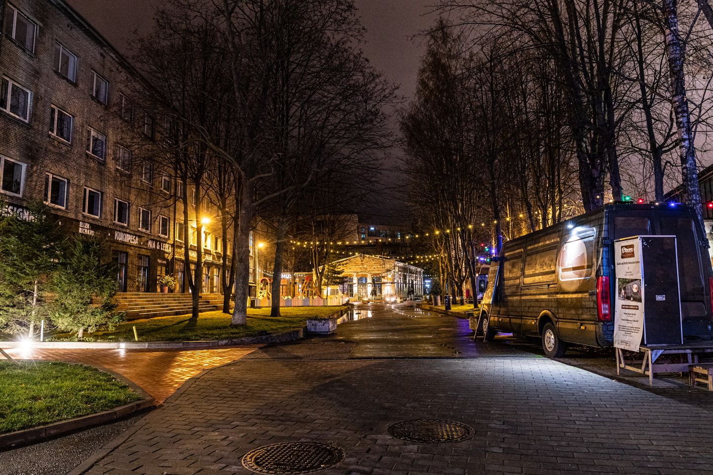 Uued koroonapiirangud tõid Tallinna öistele tänavatele haudvaikuse. Foto tehtud 16.12.2020
