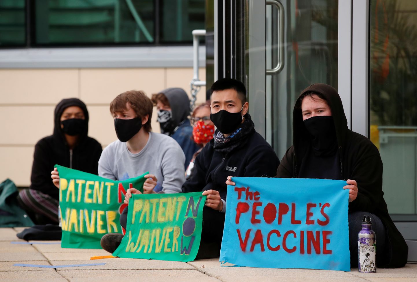 Protestijad nõuavad vaktsiinipatentide vabaks laskmist, et saaks toota odavaid geneerilisi vaktsiine kõikjal maailmas. Cambridges 11. mail  2021