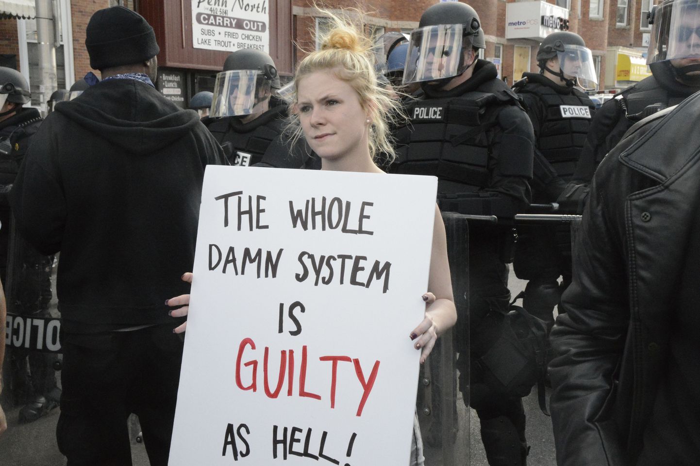 Protestija Baltimore'is plakatiga «kogu süsteem on pagana süüdi».