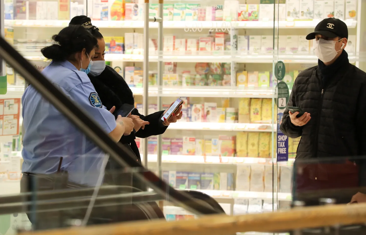 Pie tirdzniecības centra "Galerija Centrs" ieejas apsardzes dienesta kontroles postenī tiek verificēti apmeklētāju uzrādītie covid-19 sertifikāti un personu apliecinoši dokumenti.